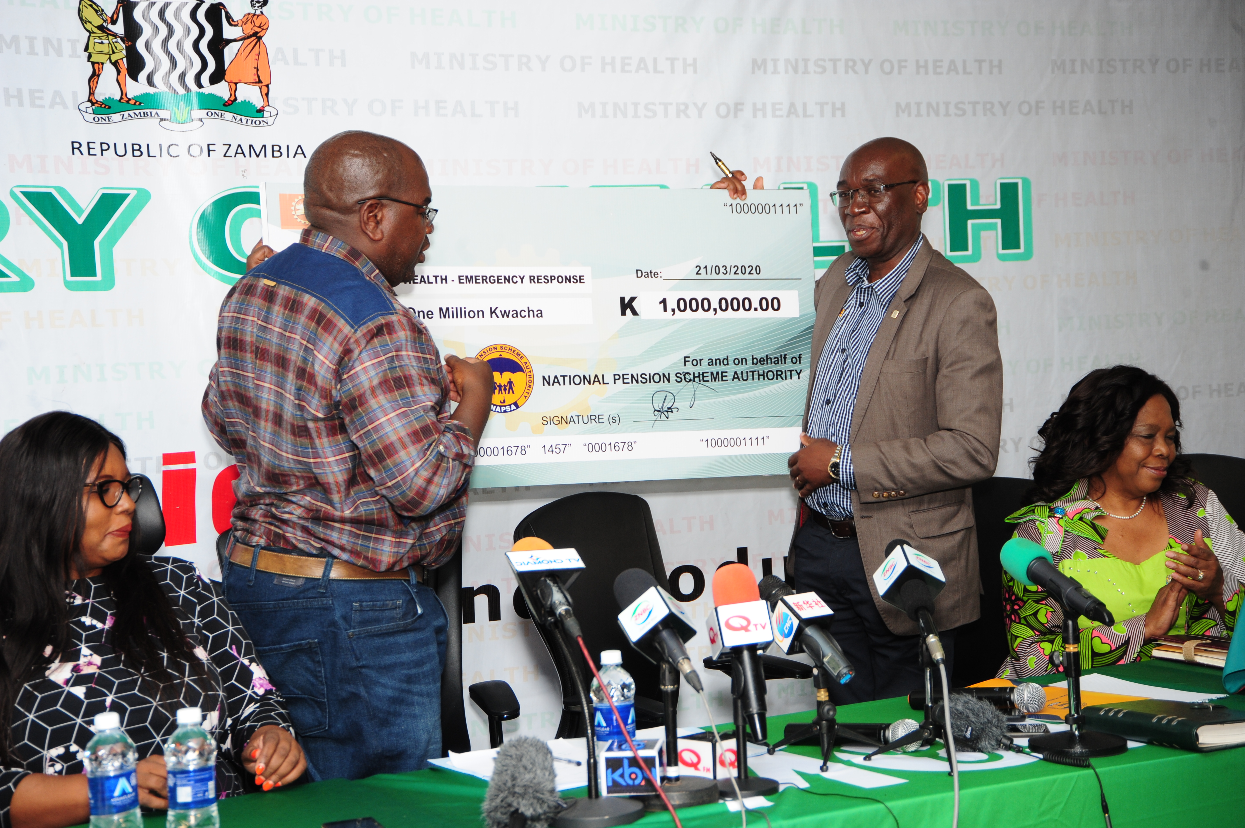 Mr. Yollard Kachinda NAPSA- Director General handing over a cheque donation for the fight against COVID 19